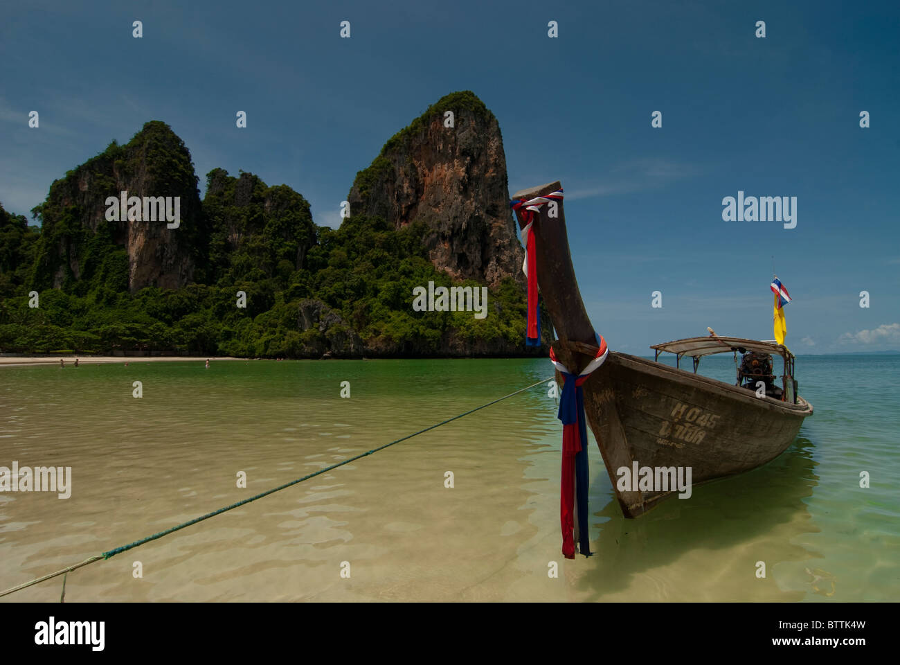 Longtail-Boot am Railay Beach, Thailand Stockfoto