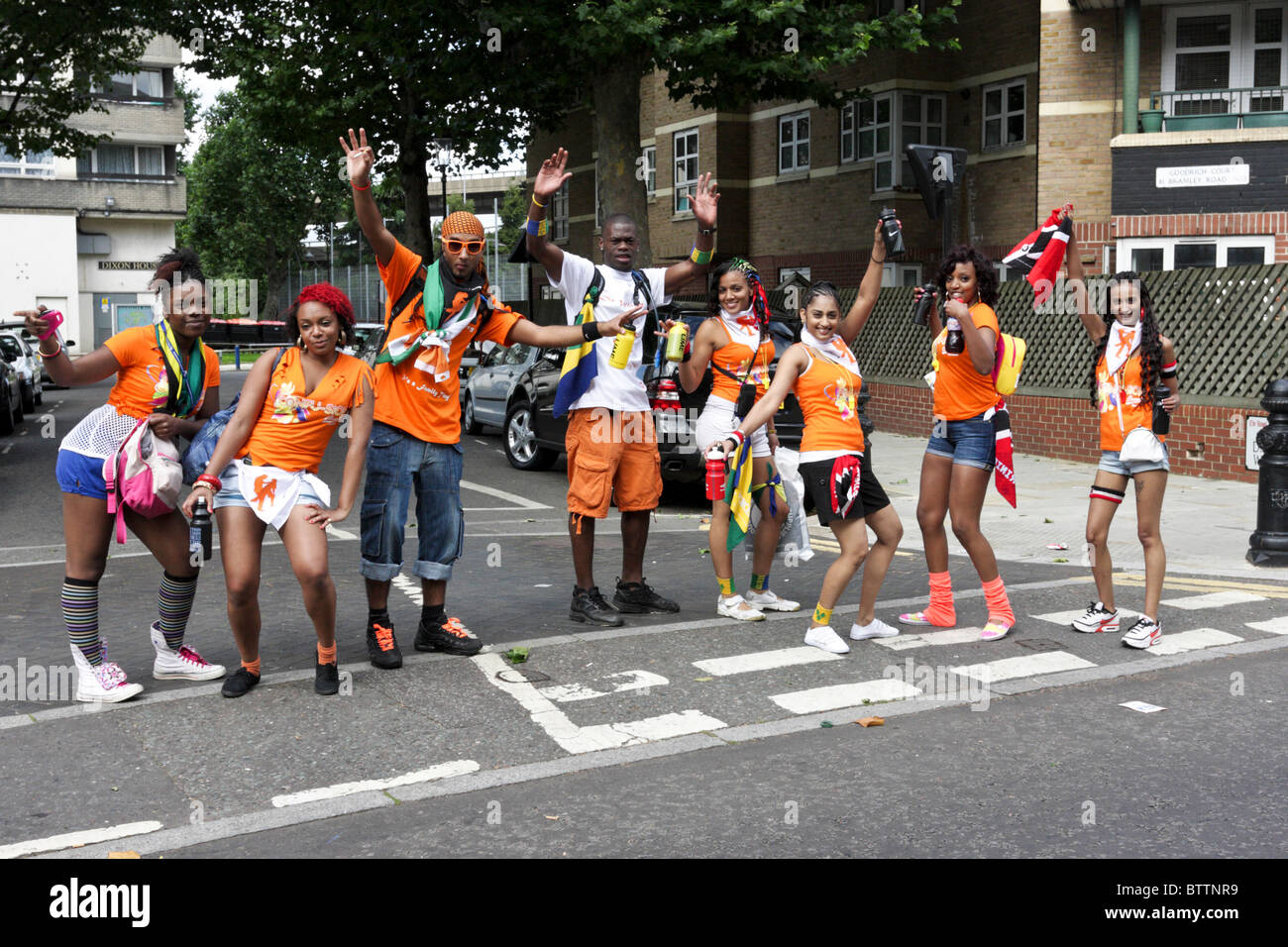Multi-ethnischen Gruppe von jungen Leuten alle verkleidet für den Feiertag fest, das dem Notting Hill Carnival in London ist. Stockfoto