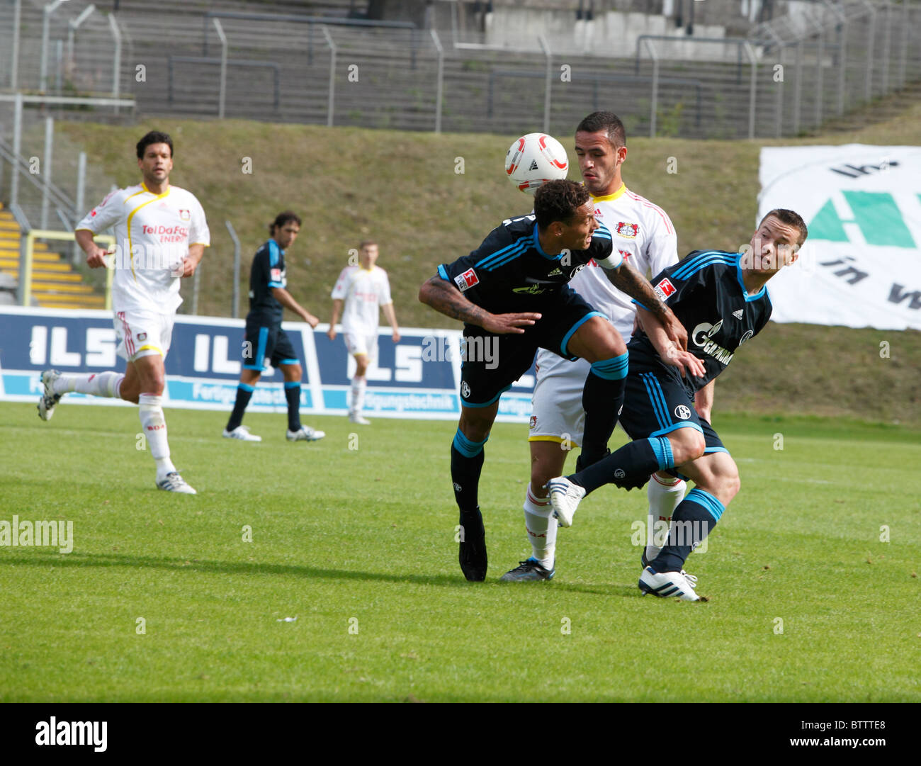 Sport, Fußball, Bundesliga, 2010/2011, freundliche Spiel 2010, Bayer 04 Leverkusen vs. FC Schalke 04 4:0, Stadion bin Zoo in Wuppertal, Szene des Spiels, von links nach rechts Michael Ballack (Bayer), Jermaine Jones (S04), Renato Augusto (Bayer), Alexanderplatz Stockfoto