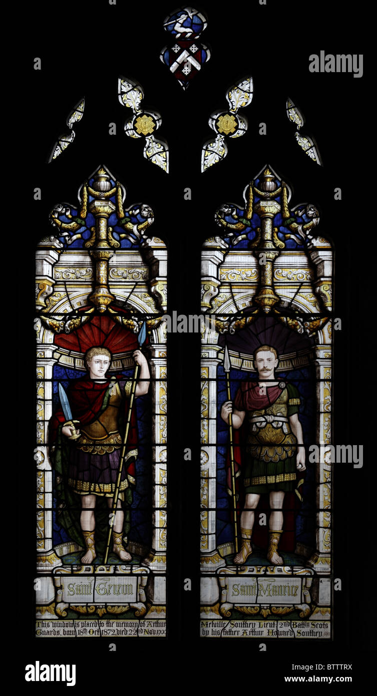 Ein Buntglasfenster, das den Heiligen Gereon von Köln und den Heiligen Maurice darstellt. Kirche St. Aldhelm, Bishopstrow, Wiltshire Stockfoto