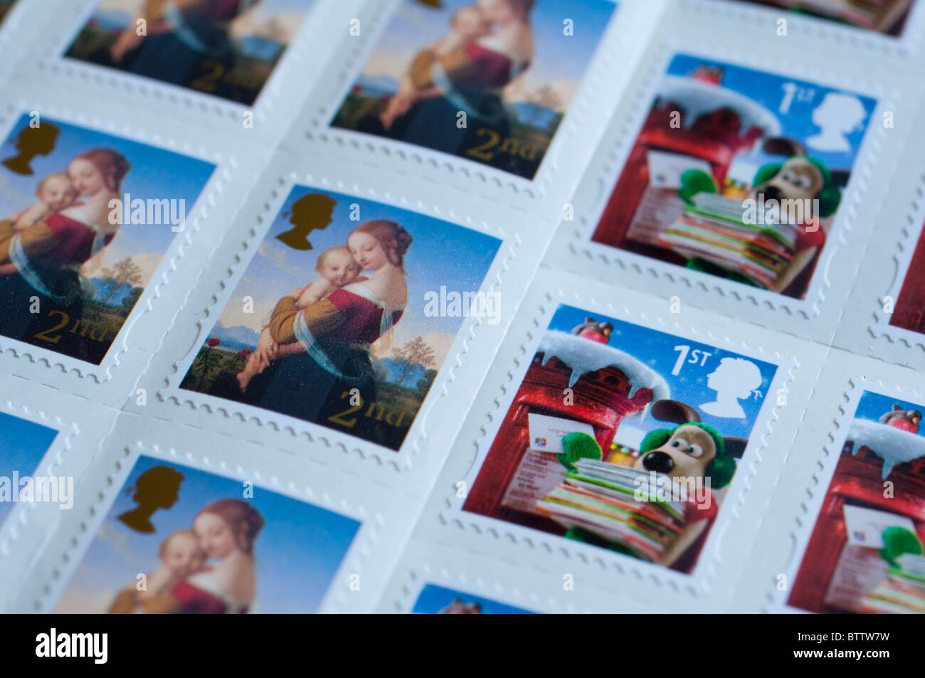 Weihnachten erste und zweite Klasse britische Briefmarken. 1. Klasse - Wallace & Gromit; 2. Klasse - Madonna mit Kind - ausgestellt 2010. UK Stockfoto