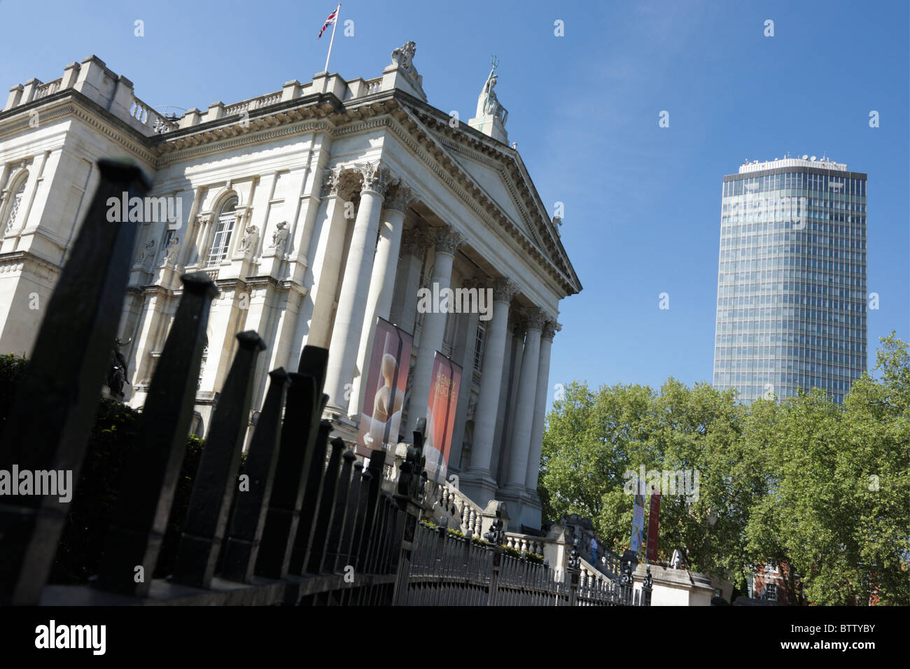 Mit Millbank Tower in der Ferne ist ein mäßig leicht abgewinkelten Aspekt die Galerie Tate Britain angeboten. Stockfoto
