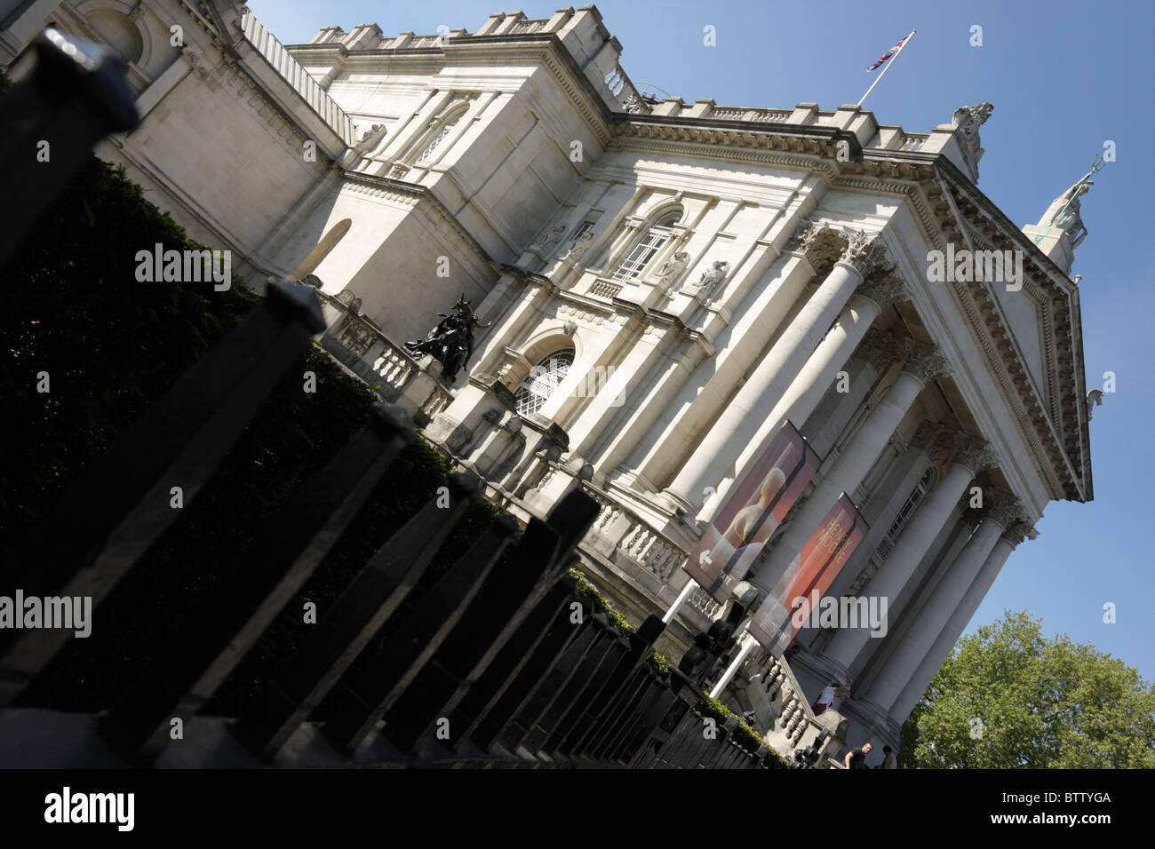 Die imposanten Säulenhalle und frontalen Hauptfassade des Tate Modern Gallery in der City of Westminster, hier von der Millbank betrachtet. Stockfoto