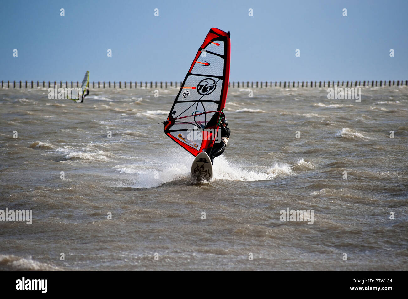 Windsurfer schöpft der starken Winde in der Themse-Mündung, Essex, England. Stockfoto
