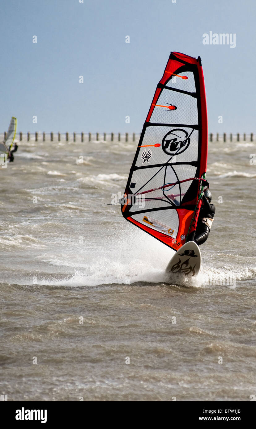 Windsurfer schöpft der starken Winde in der Themse-Mündung, Essex, England. Stockfoto
