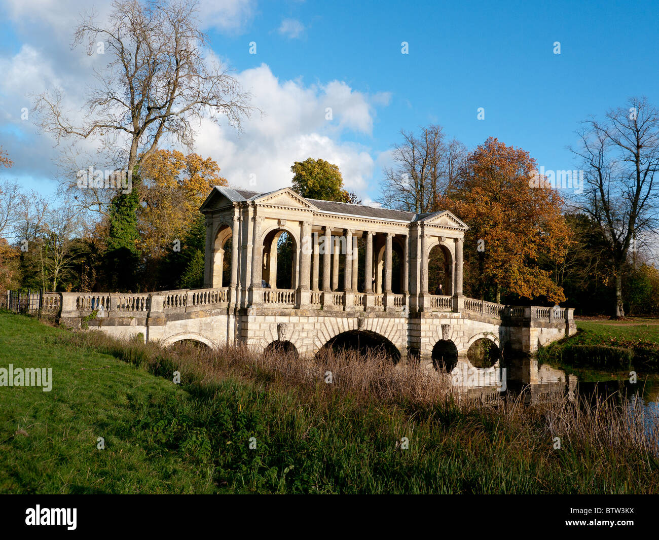 Herbst an der bPalladin Brücke in Stowe Landscape Gardens, Buckingham, Bucks, UK Stockfoto