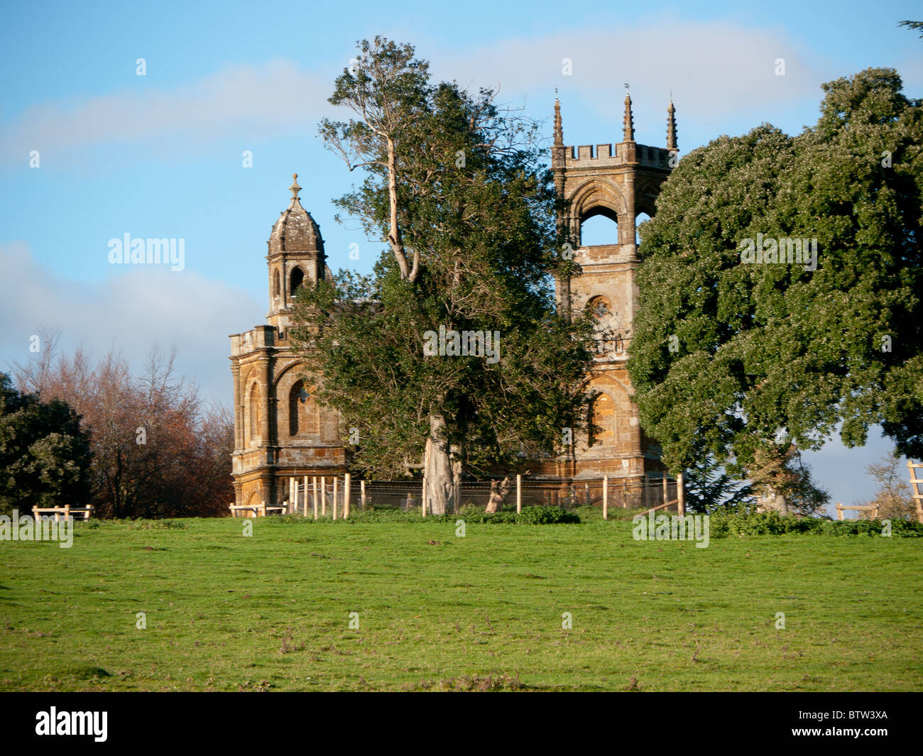 Gothic-Tempel im Herbst in Stowe Landscape Gardens, Buckingham, Bucks, UK Stockfoto