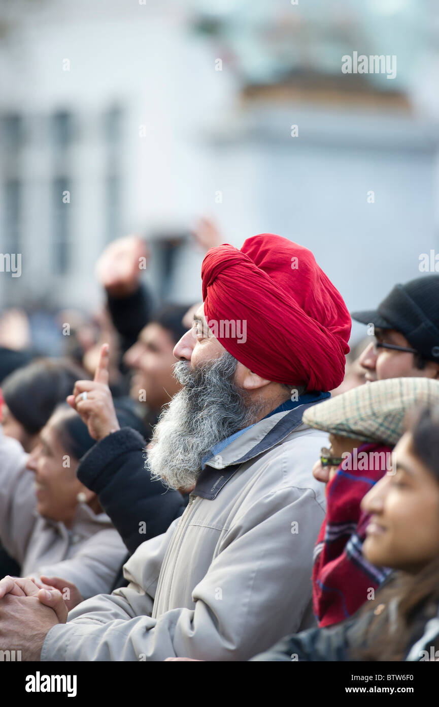 Ein männlicher Sikh mit roten Turban, statt hört aufmerksam zu einer Rede an das Diwali-fest in Trafalgar Square in London. Stockfoto