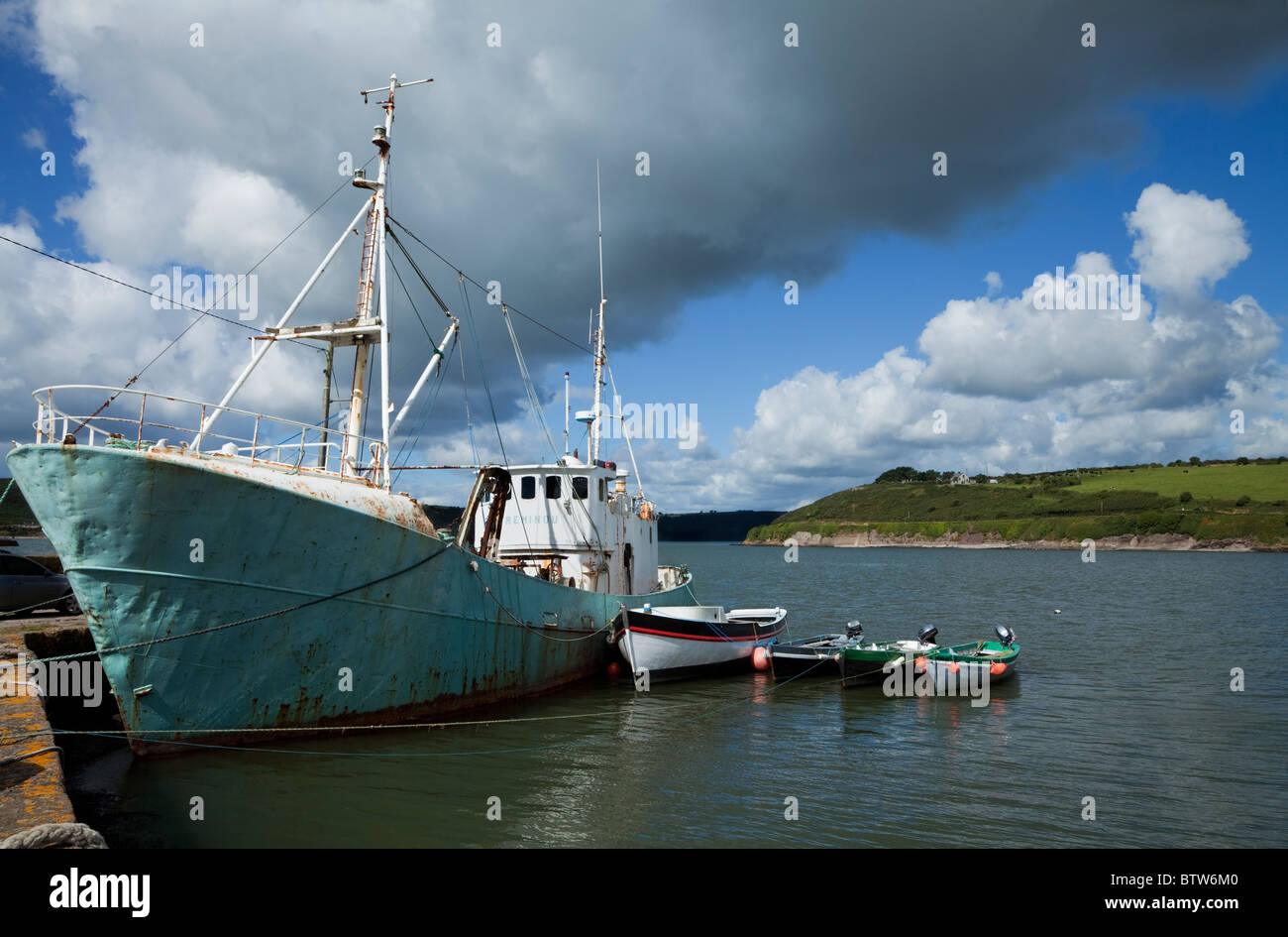 Boote im Fischereihafen, Arthurstown, County Wexford, Irland Stockfoto
