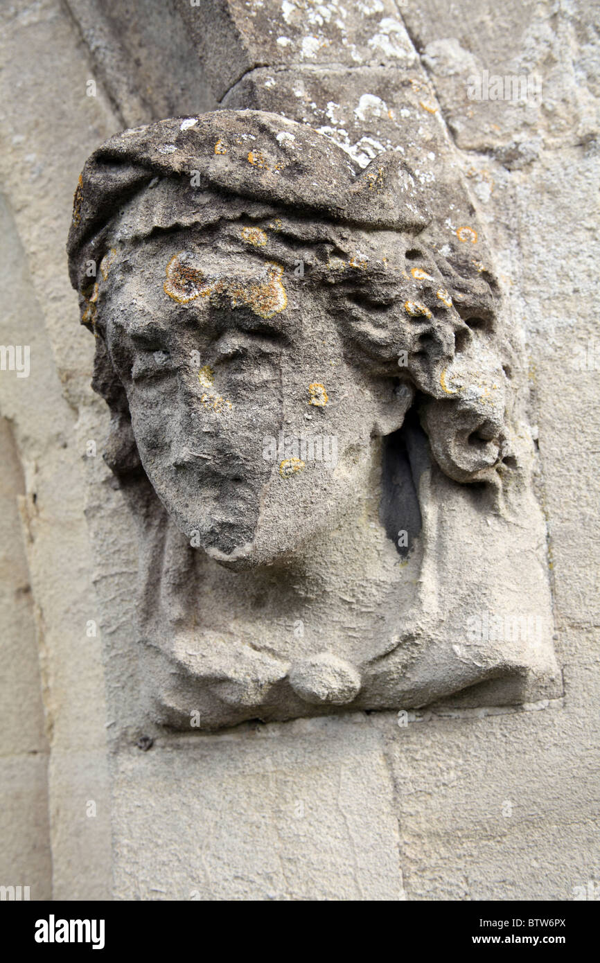 Hood Schimmel stoppen; Eine geschnitzte Frauenkopf; Architektur der Kirche; Pfarrkirche St. Leonard, Keevil, Wiltshire Stockfoto
