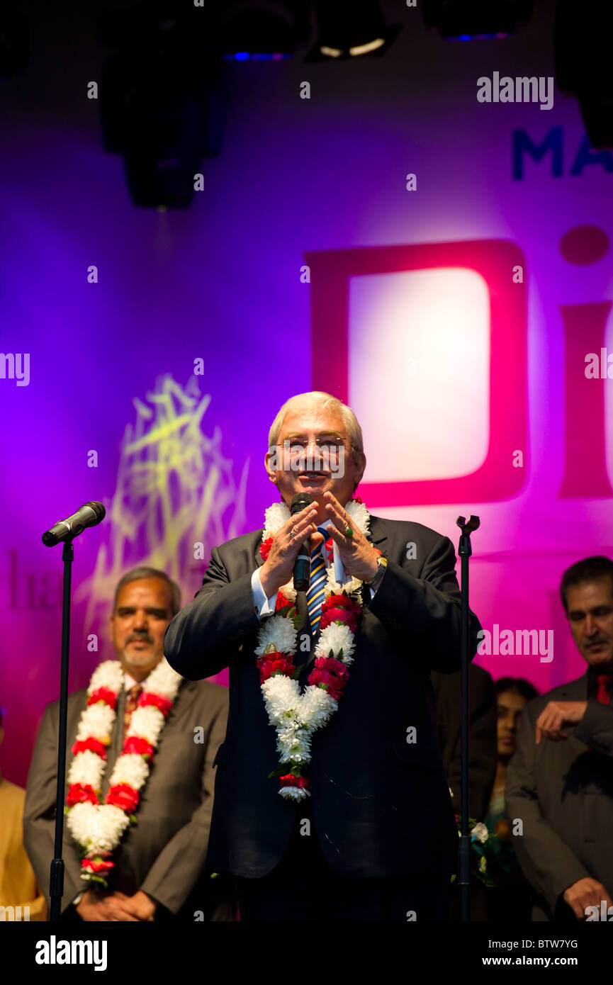 Stellvertretender Bürgermeister von London, Richard Barnes, Adressen die Masse zu Beginn des hinduistischen Diwali-fest in Trafalgar Square statt. Stockfoto