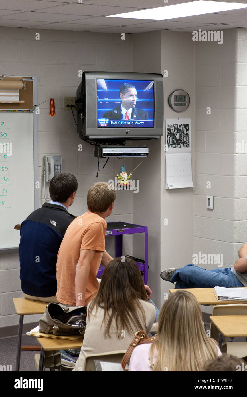 Männliche und weibliche Studenten sehen Barack Obamas Amtseinführung im Fernsehen während des Unterrichts an einer Highschool in Midland, Texas, am 20. Januar 2009. Stockfoto