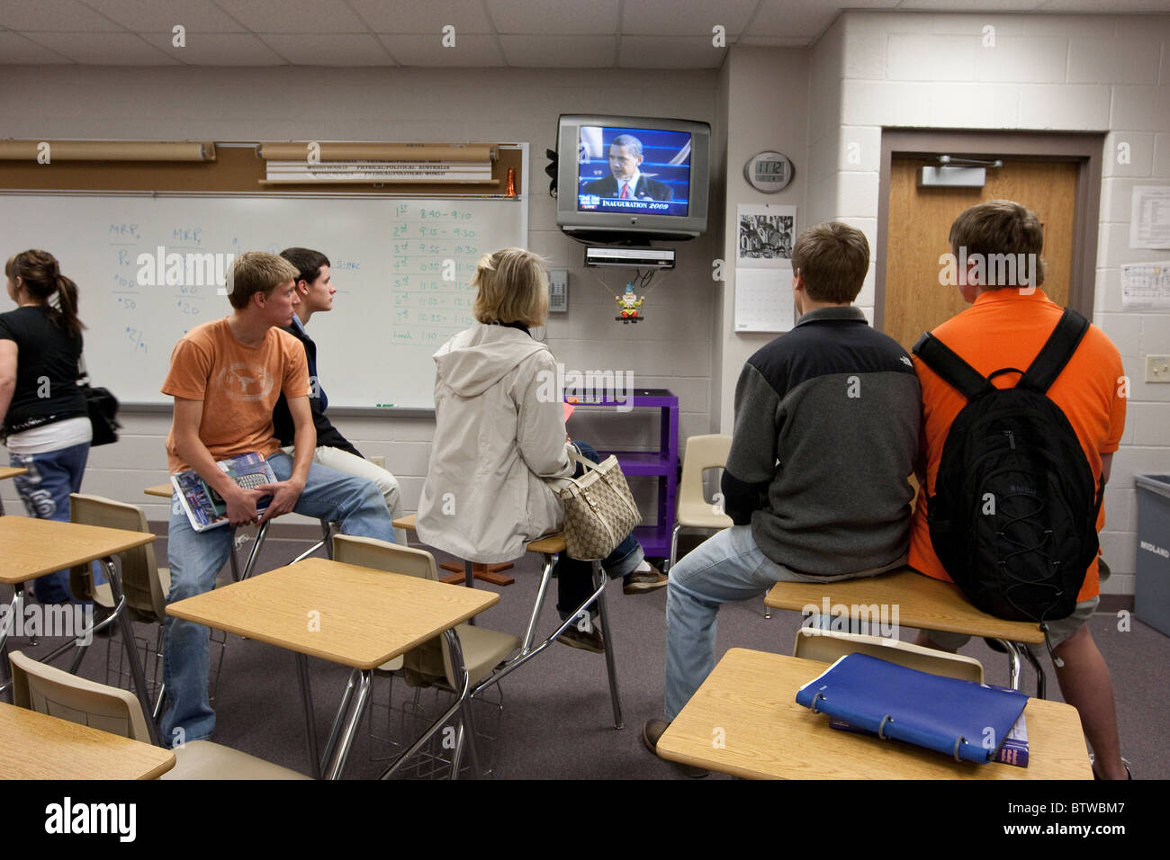 Männliche und weibliche Studenten sehen Barack Obamas Amtseinführung im Fernsehen während des Unterrichts an einer Highschool in Midland, Texas, am 20. Januar 2009. Stockfoto