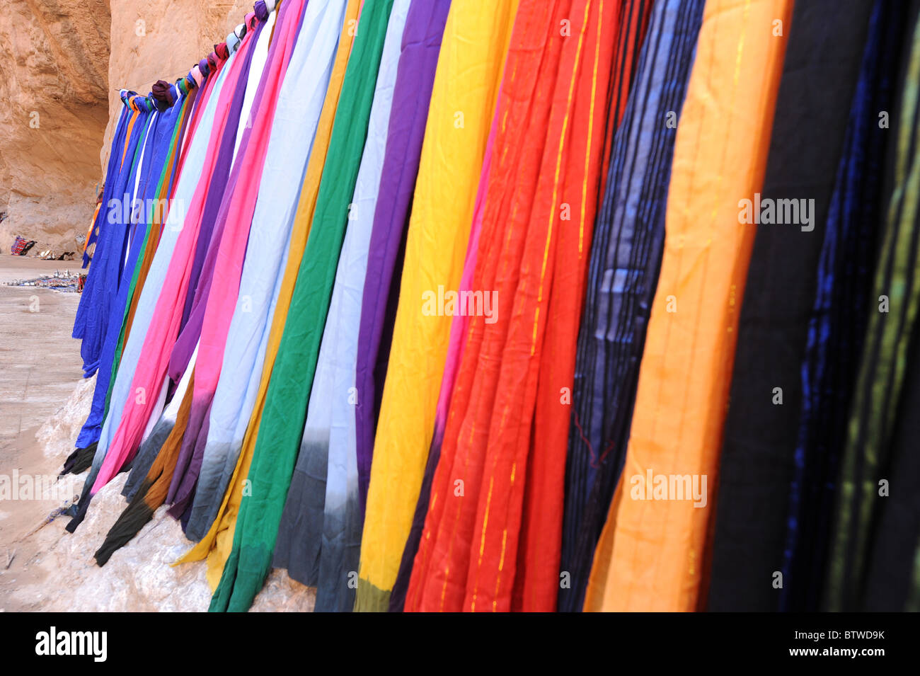 Bunte Schals für Verkauf in die Todra-Schlucht, Südmarokko. Stockfoto