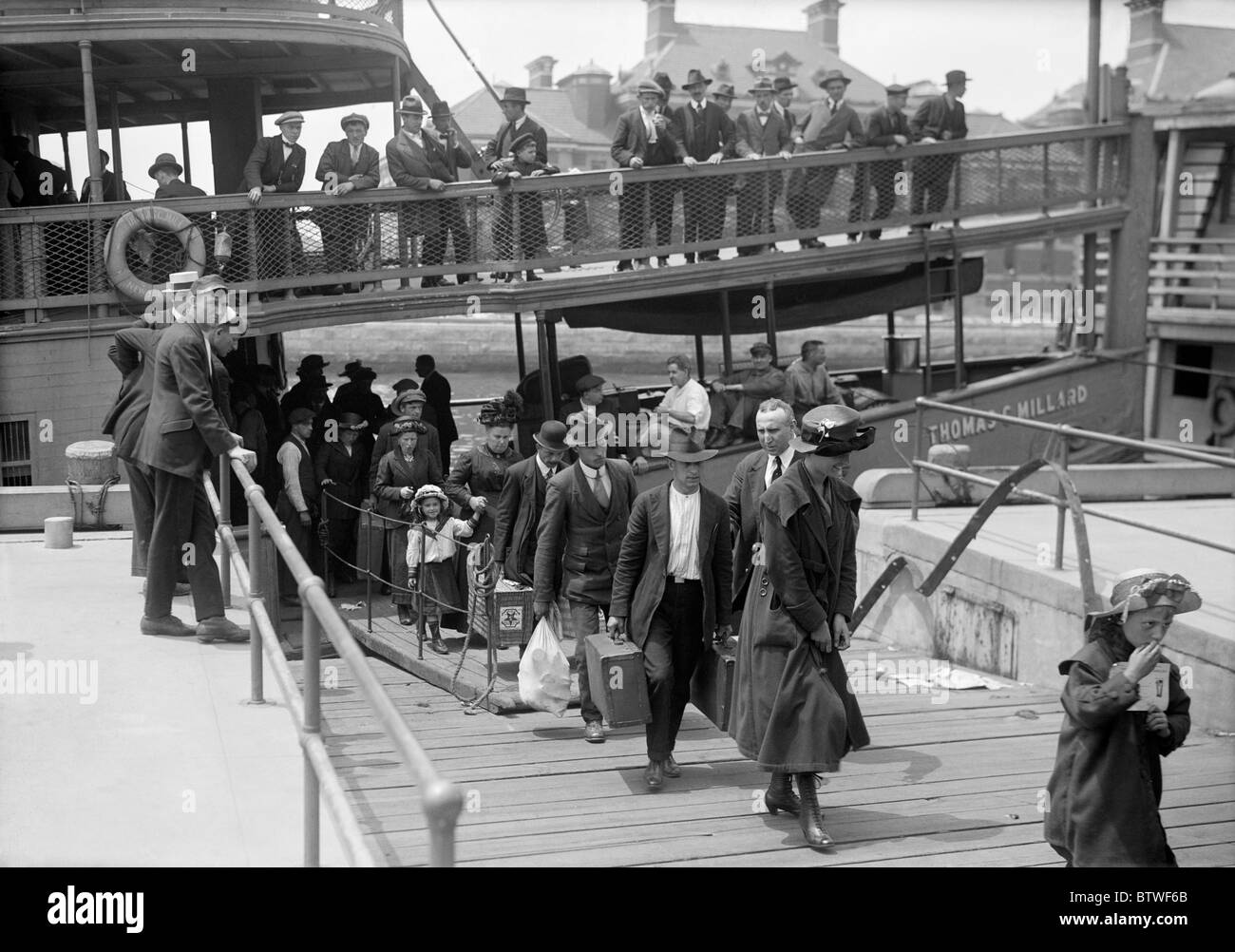 Vintage Foto ca. 1907 von Einwanderern, die von einem Schiff auf Ellis Island in New York aussteigen. Stockfoto
