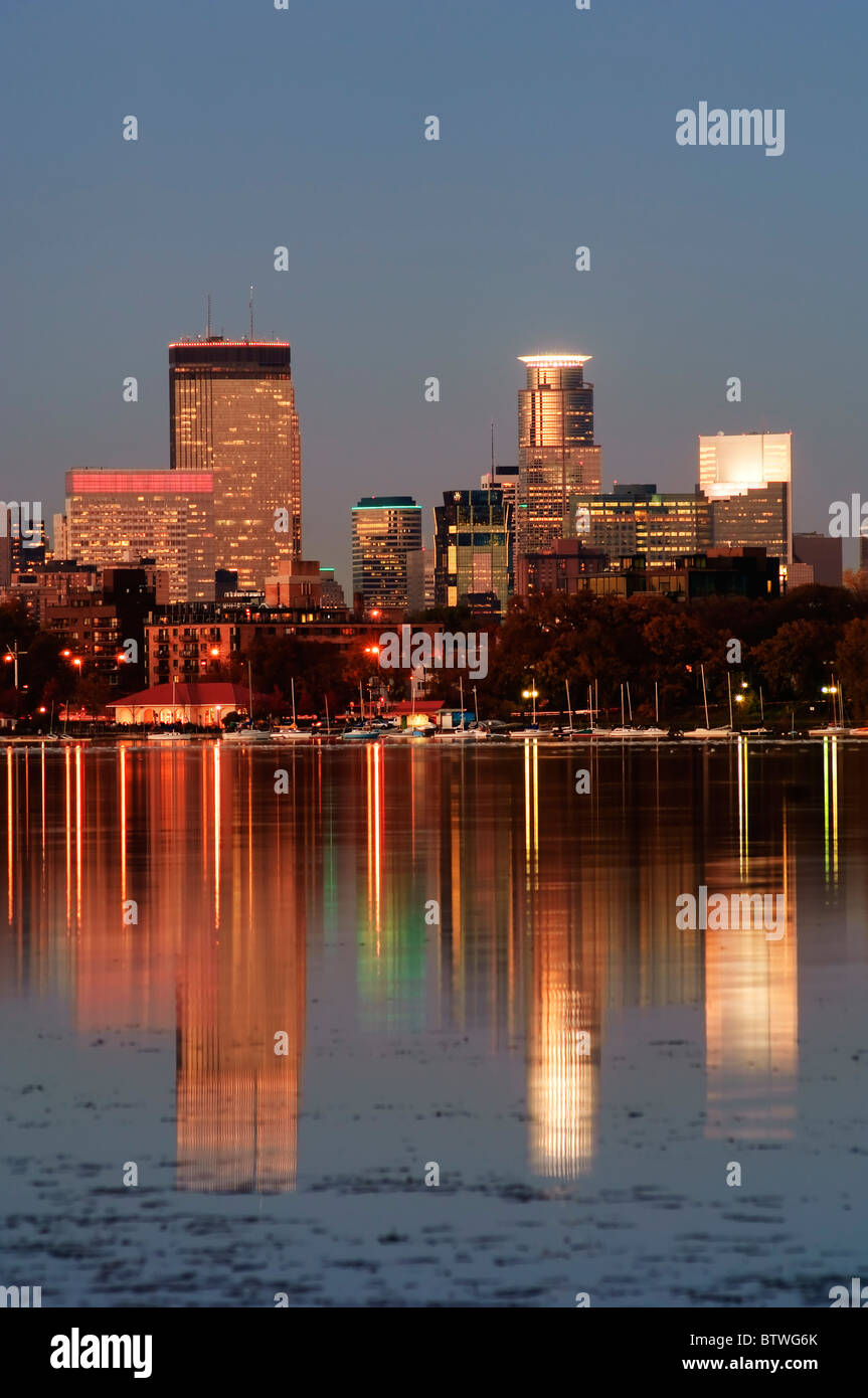 Minneapolis, Minnesota Skyline in der Abenddämmerung in Lake Calhoun wider. Stockfoto