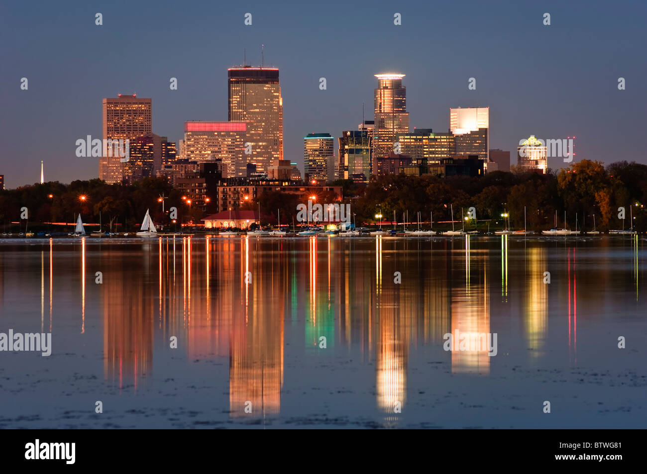 Minneapolis, Minnesota Skyline in der Abenddämmerung in Lake Calhoun wider. Stockfoto