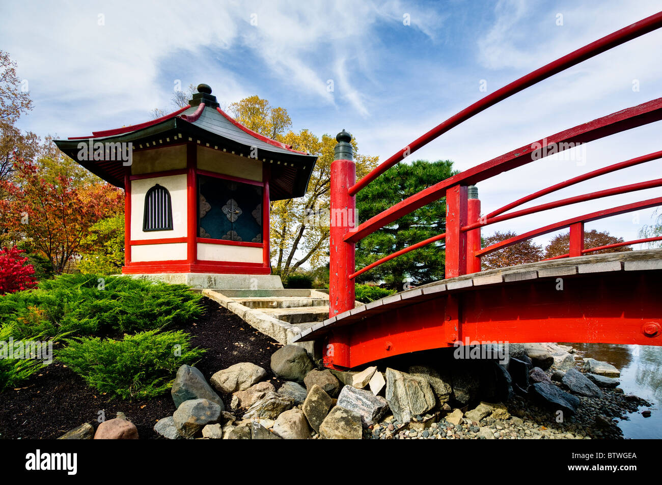 Pagode und Brücke bei den japanischen Garten am Normandale Community College in Bloomington, Minnesota. Stockfoto