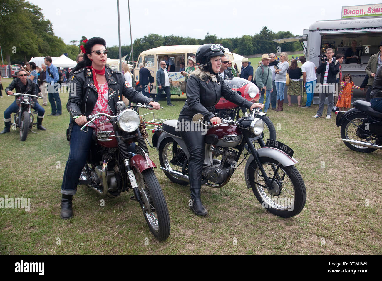 Weibliche Biker Vintage bei Goodwood Festival, Goodwood, West Sussex, England, Vereinigtes Königreich. Foto: Jeff Gilbert Stockfoto