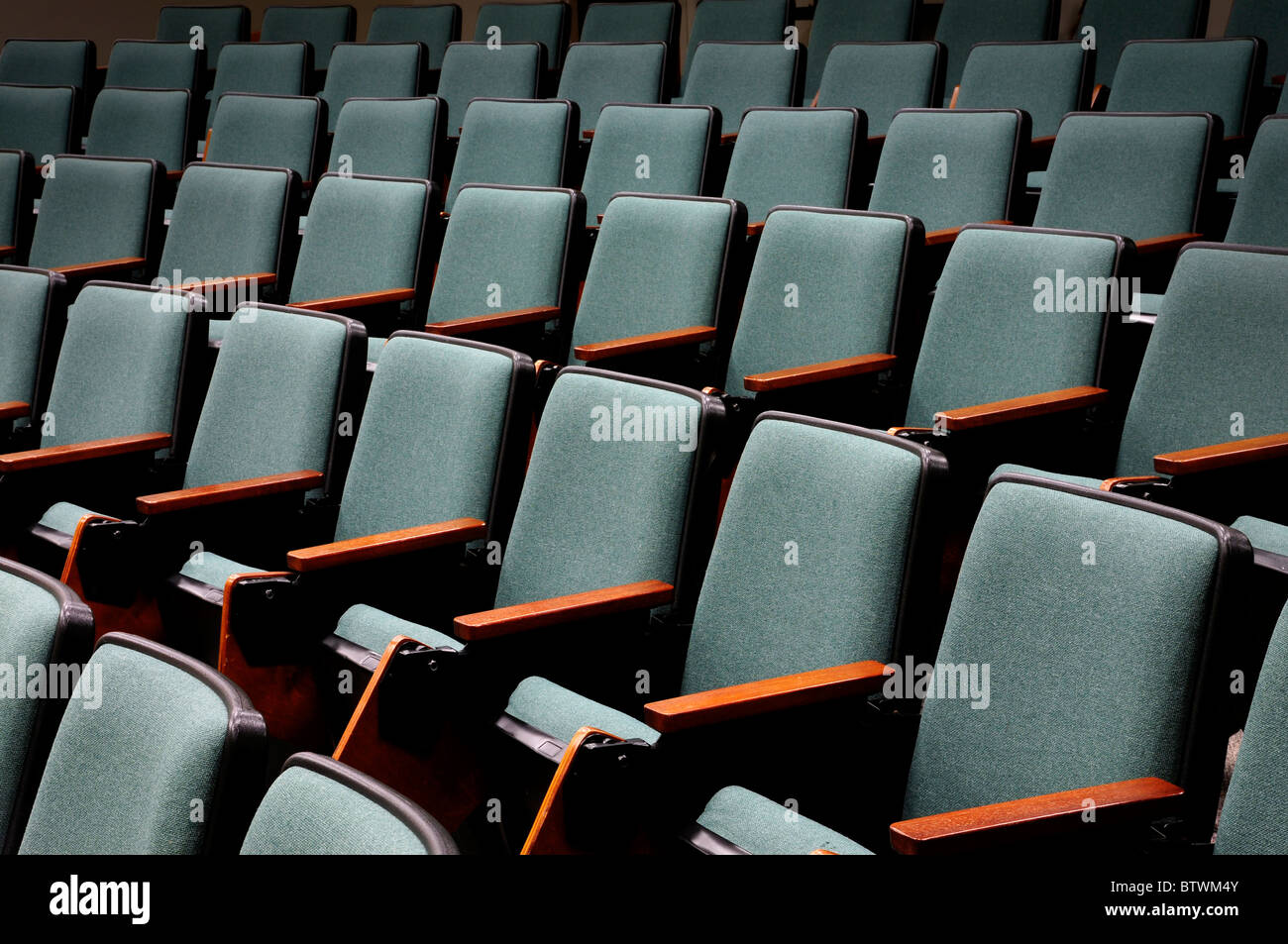 Nicht besetzten Sitzreihen in einer leeren Hörsaal oder Vortrag-Halle Stockfoto