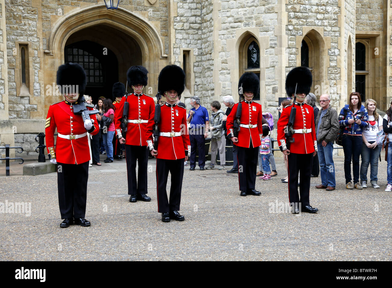 QUEENS Wachen BÄRENFELL Hut TOWER von LONDON ENGLAND LONDON ENGLAND TOWER von LONDON ENGLAND 19. Mai 2010 Stockfoto