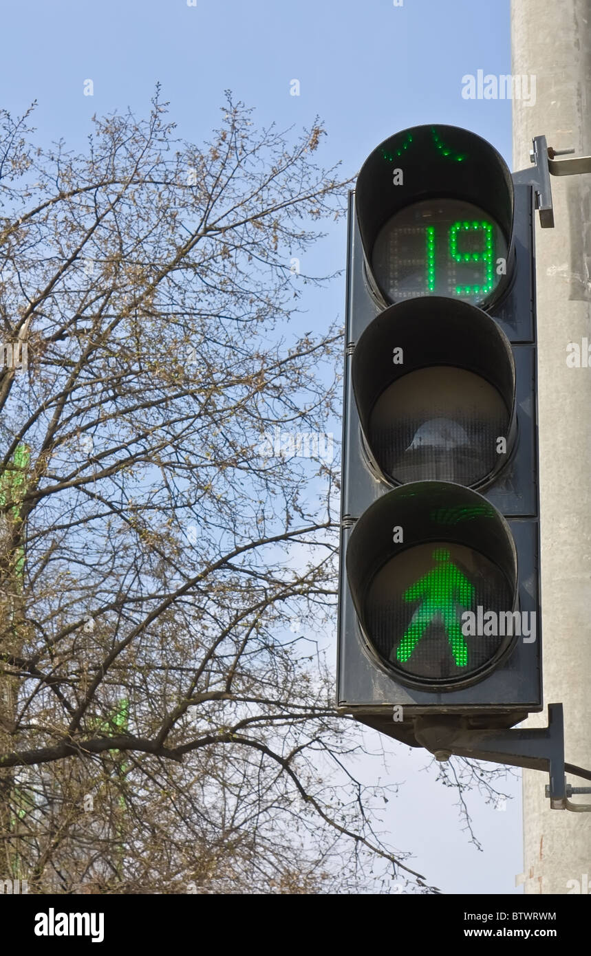 Ampel zeigt grün und Zeit für pass Stockfoto