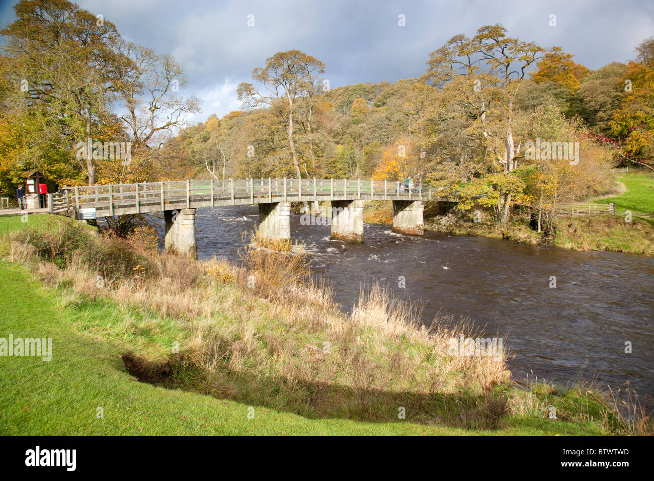 Bolton Abbey Estate; Brücke über den Fluß Wharfe; Yorkshire Stockfoto