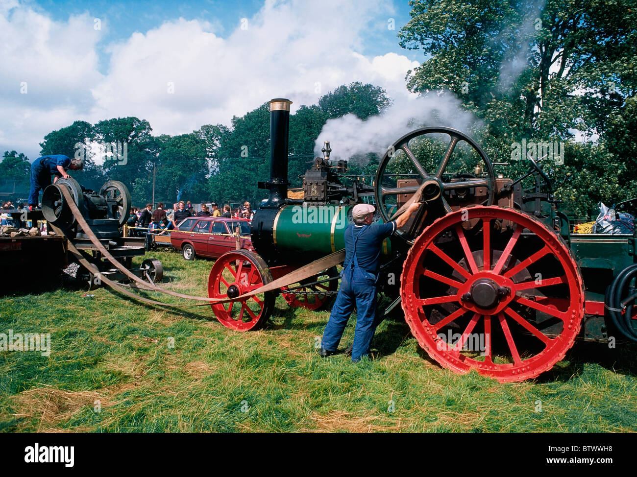Stradbally, Co. Laois, Irland; Männer, die auf einem Traktor auf einer Kundgebung der Zugmaschine Stockfoto