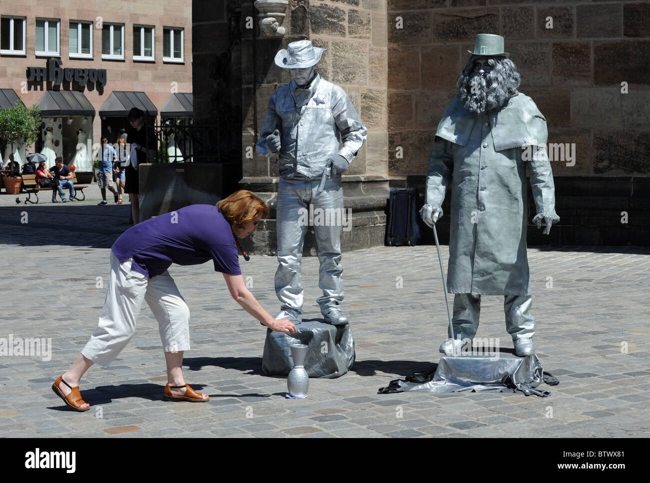 Eine Frau trägt dazu bei, die mime-Künstler in Nürnberg Deutschland Nürnberg Deutschland Europa Stockfoto