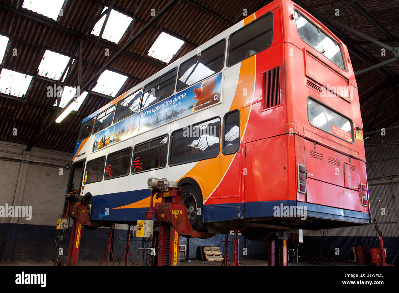 Bus auf hydraulische Aufzüge für die Wartung. Montrose Garage Schottland. Stockfoto
