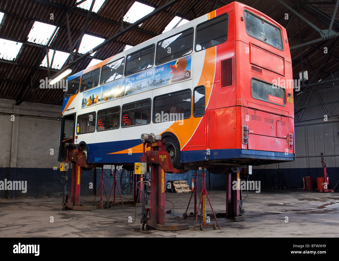 Bus auf hydraulische Aufzüge für die Wartung. Montrose Garage Schottland. Stockfoto