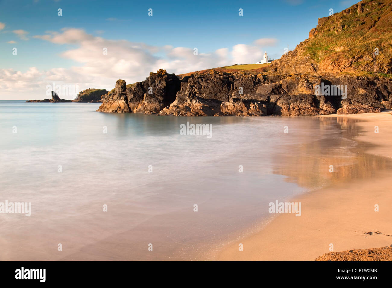 Housel Bay; Eidechse; Cornwall; mit Blick auf Lizard Lighthouse Stockfoto