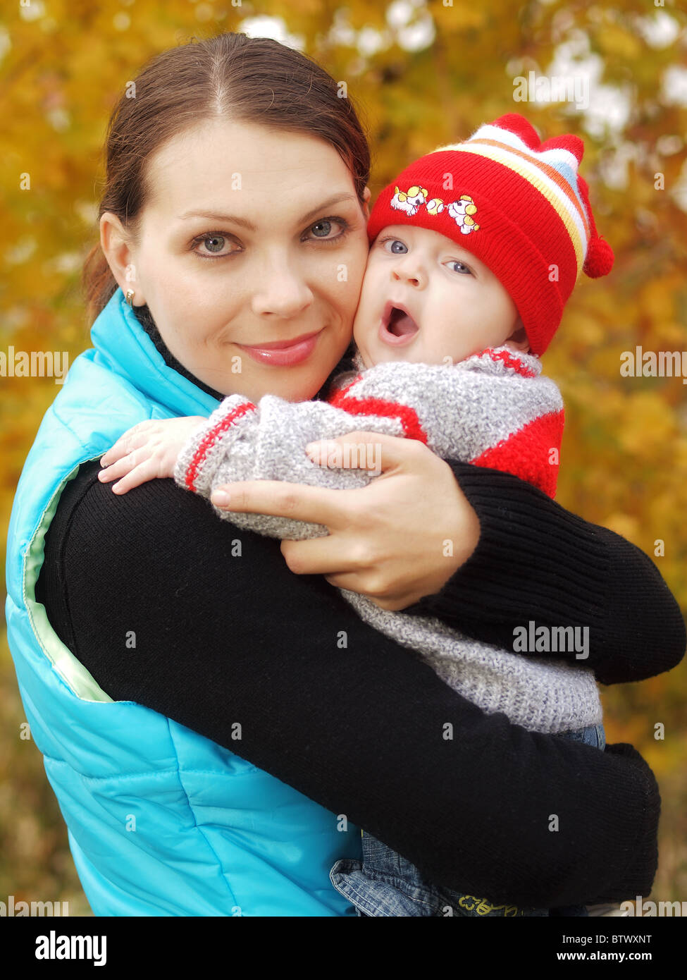 Mutter mit Baby im Herbst Stockfoto
