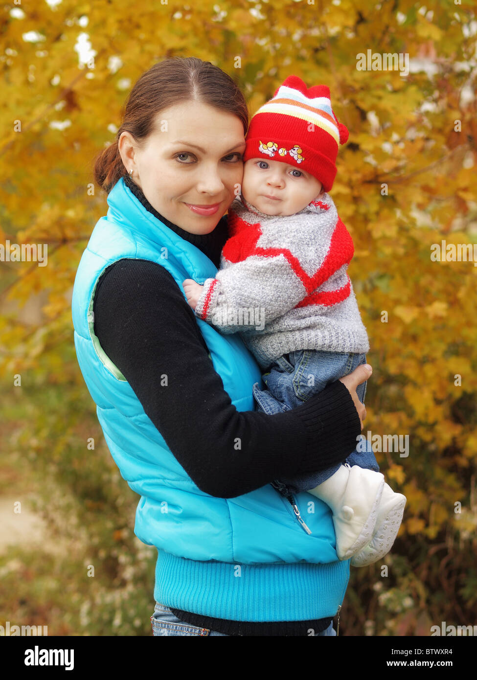 Mutter mit Baby im Herbst Stockfoto