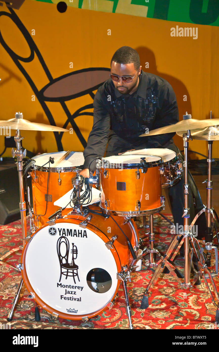 KENDRICK SCOTT baut sein Schlagzeug zurück Bühne - 2010 MONTEREY JAZZ FESTIVAL, CALIFORNIA Stockfoto