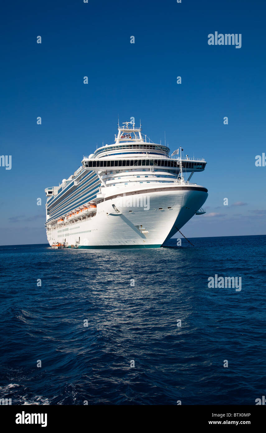 Kreuzfahrtschiff in der Karibik verankert Stockfoto