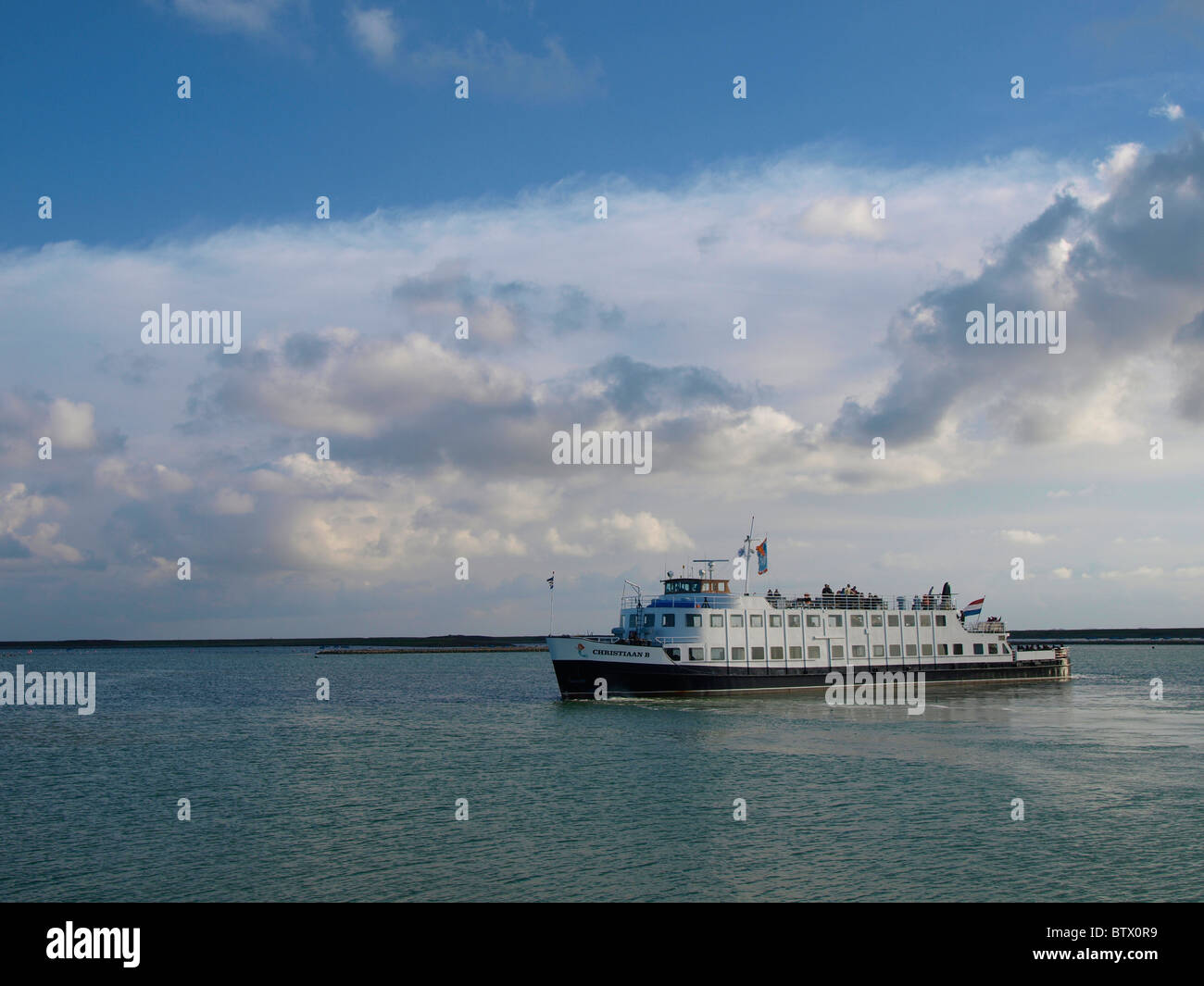 Tourismus-Boot für Führungen, die Oosterschelde Sturm Barriere, Teil des riesigen Deltas zu besuchen planen, Zeeland, Niederlande Stockfoto