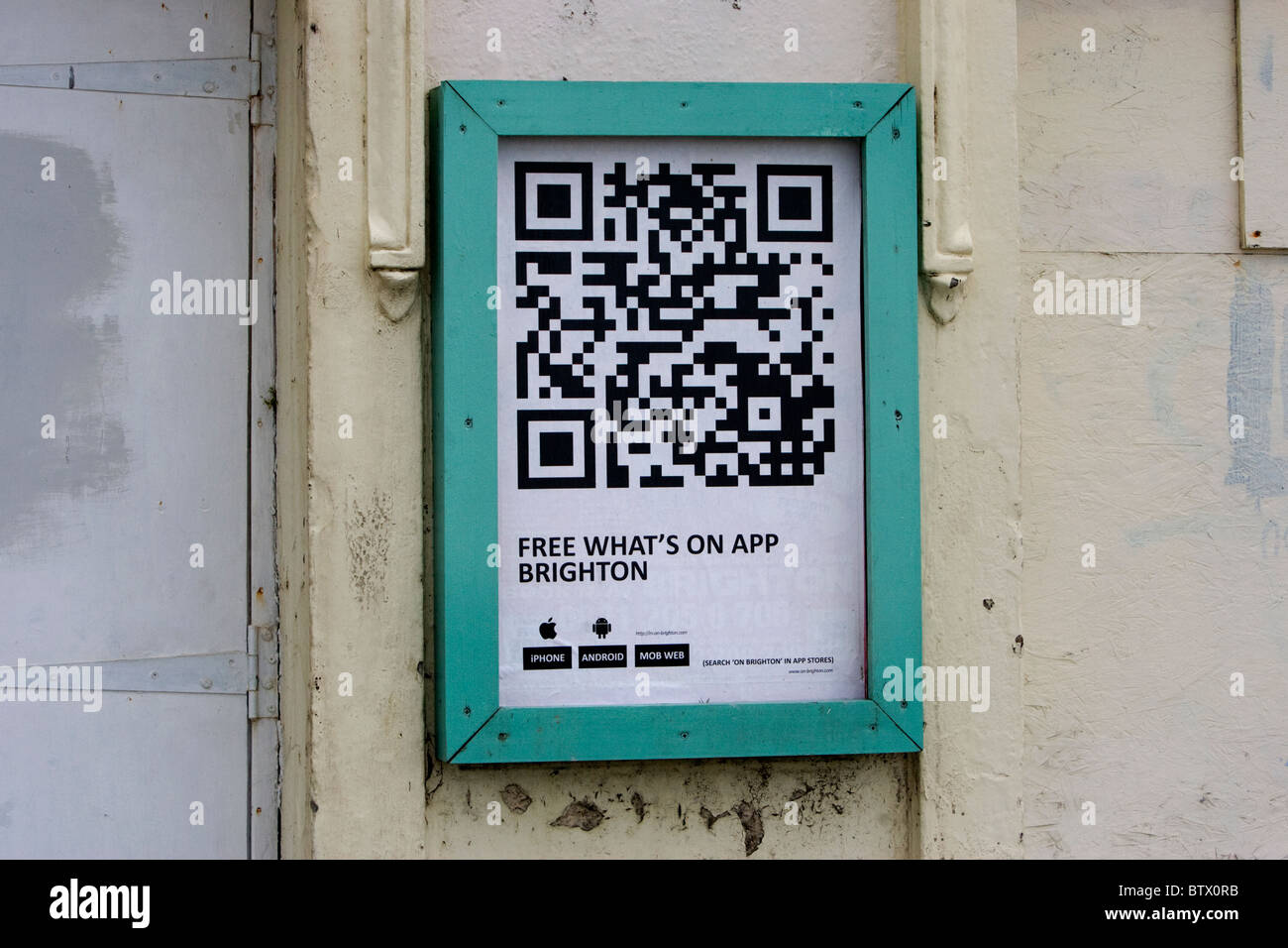 QR-Code mit einem Smartphone geben Informationen darüber, was in Brighton, East Sussex, UK ist heruntergeladen werden kann. Stockfoto