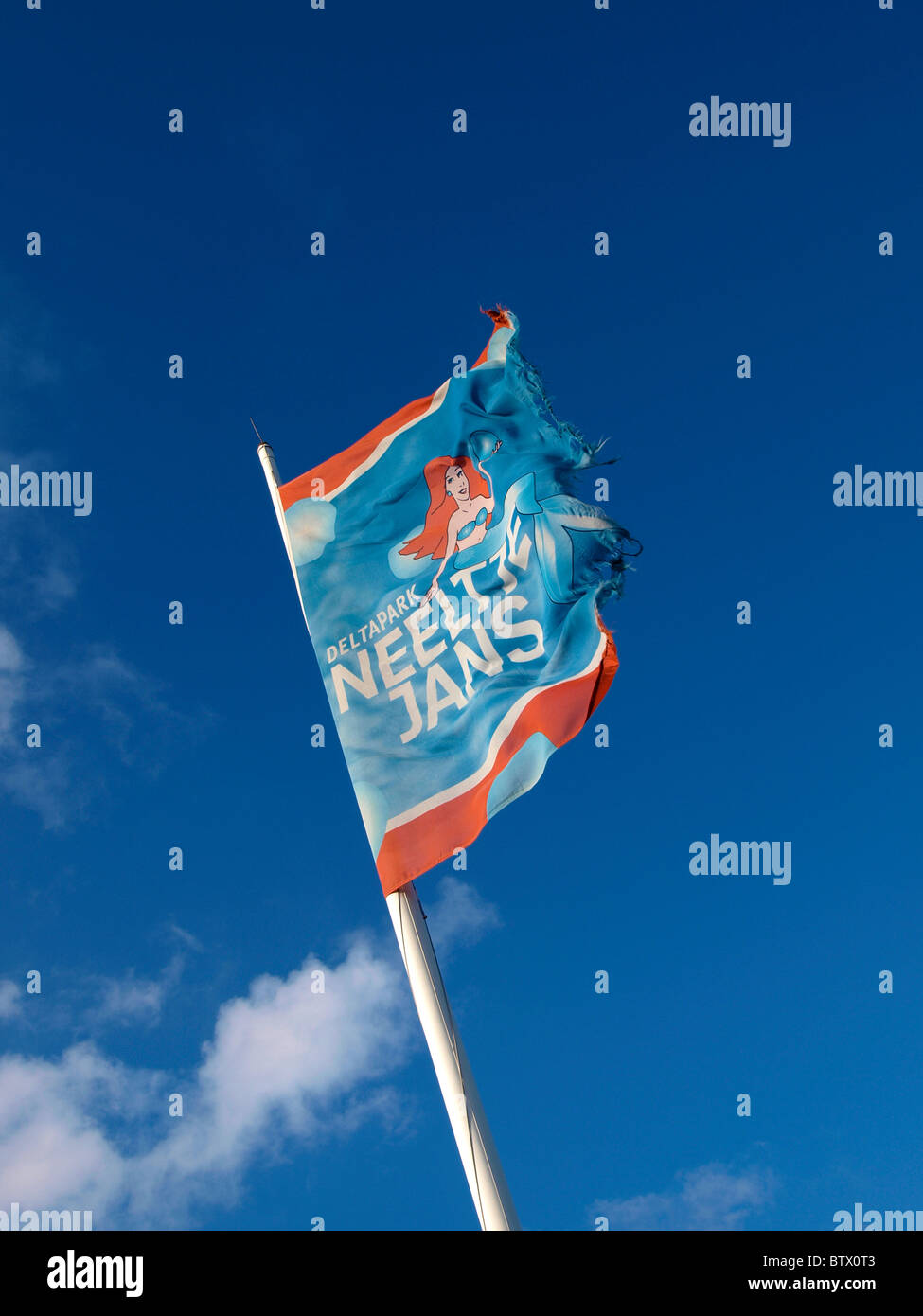 Flagge von Deltapark Neeltje Jans gegen einen blauen Himmel Zeeland Niederlande Stockfoto