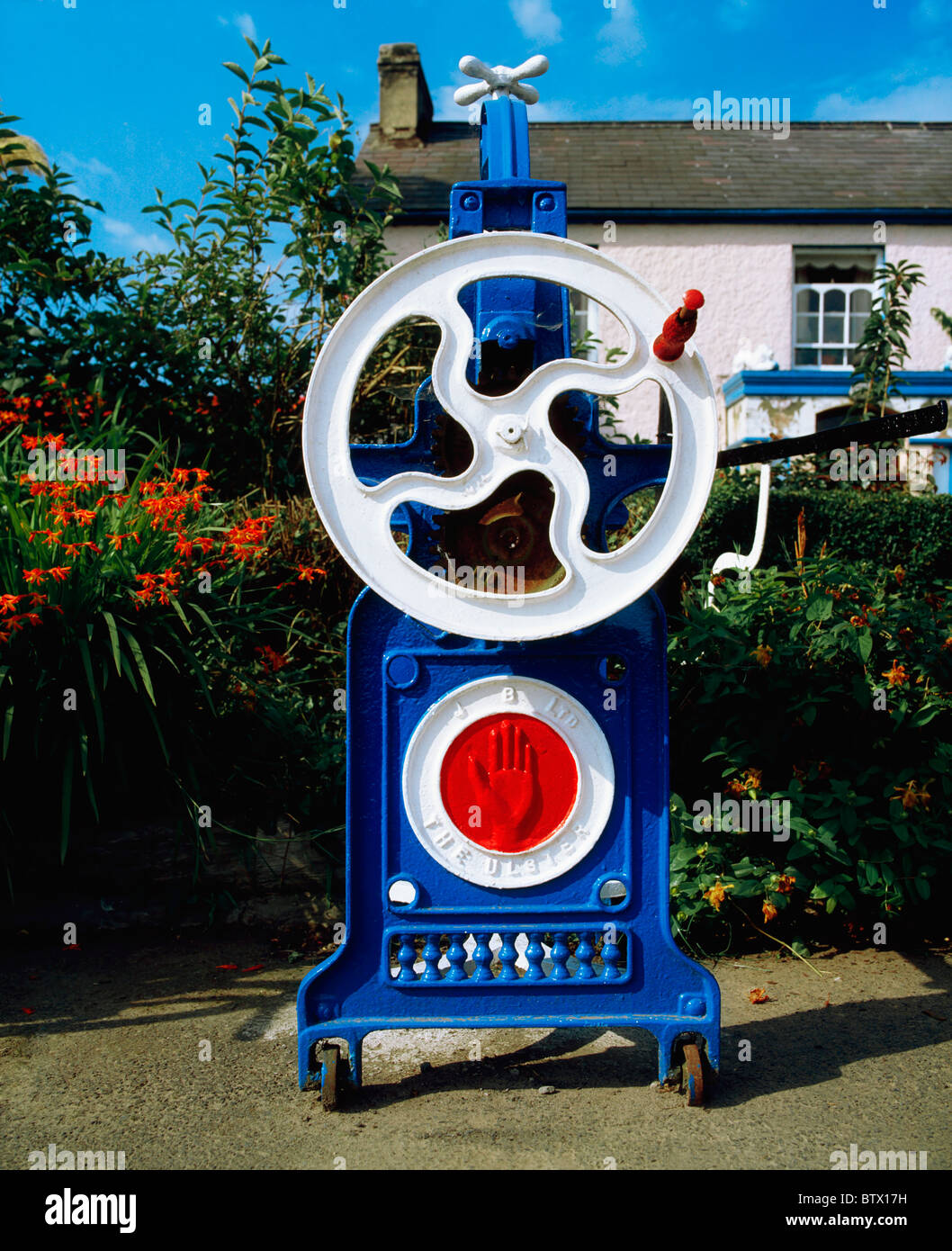 Gusseisen Mangle, Rote Hand von Ulster, Co Tyrone, Irland Stockfoto