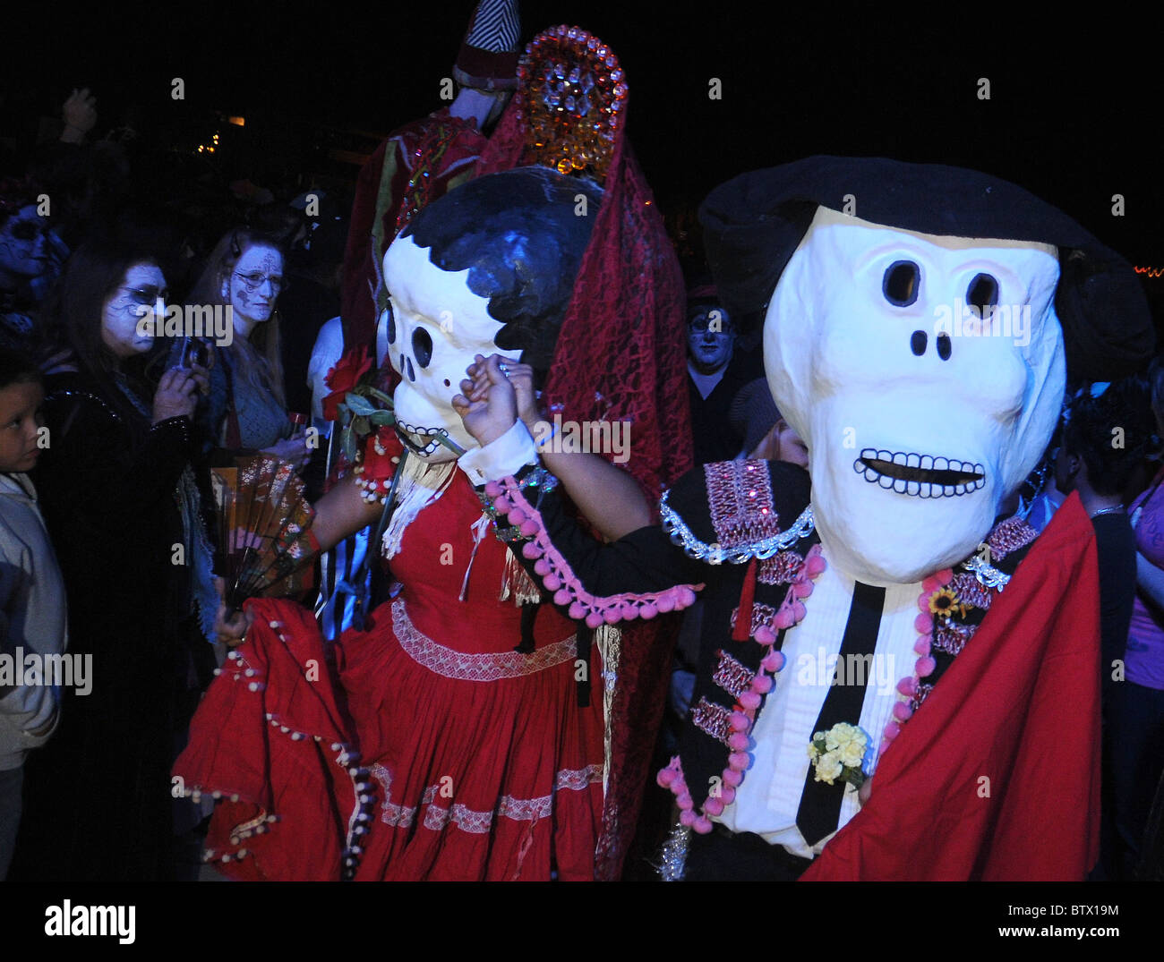 Teilnehmer der alle Seelen Prozession zu Ehren der Verstorbenen in Tucson, Arizona, USA. Stockfoto