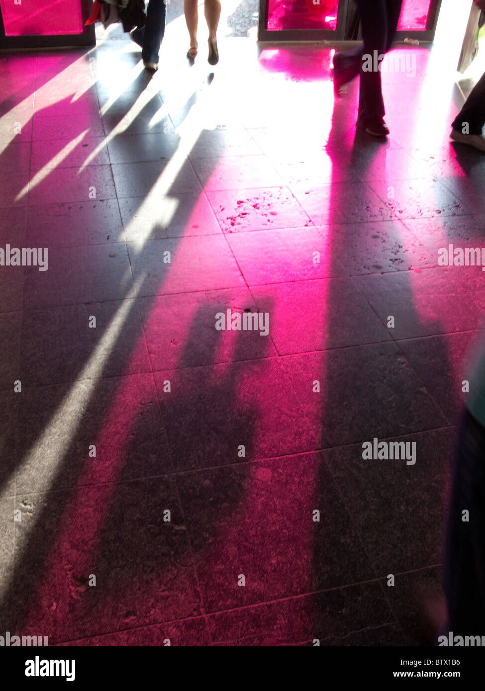 Schatten auf Boden der Eingang zum Euralille Einkaufszentrum, Lille, Frankreich Stockfoto