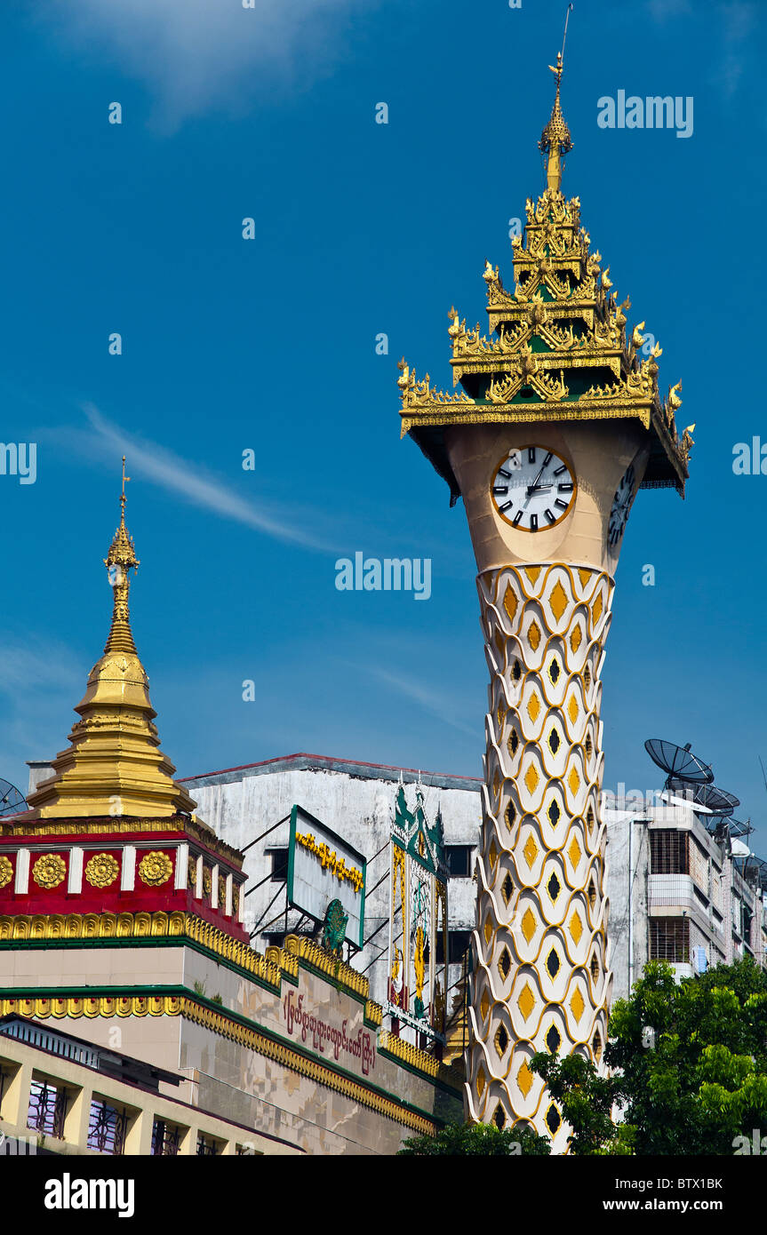 Extravagante Glockenturm neben Sri Siva hinduistischer Tempel, Yangon, Myanmar Stockfoto