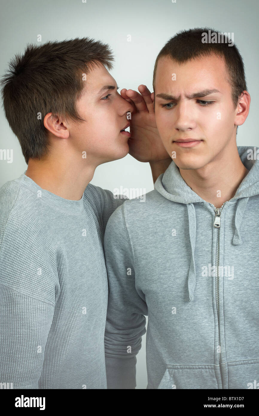 Junge Leute sagen Geheimnis zu seinem Freund Stockfoto