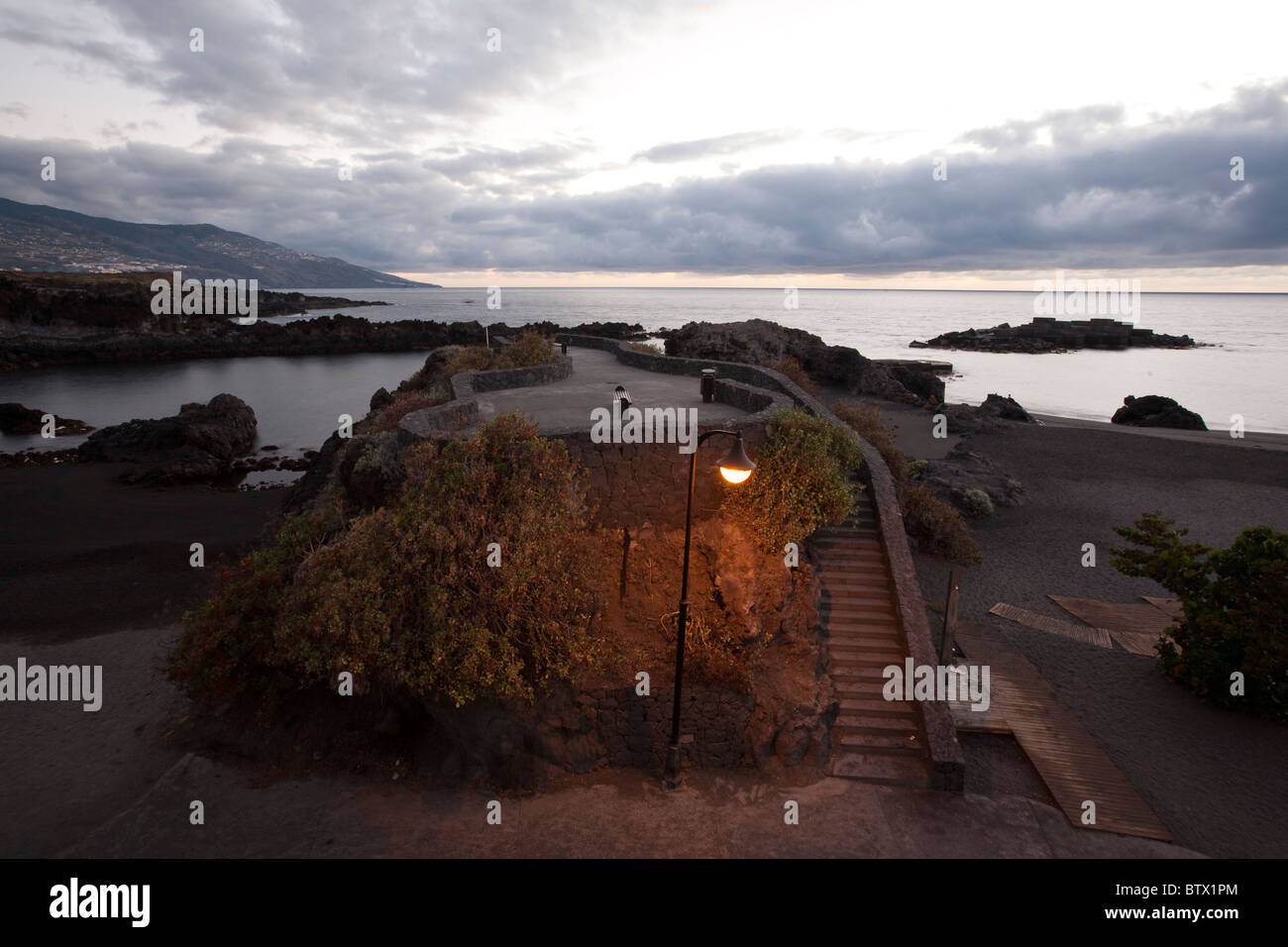 Aussichtspunkt mit Blick auf die Ostküste und schwarzen vulkanischen Sandstrand bei Sonnenaufgang Los Cancajos, La Palma, Kanarische Inseln Stockfoto