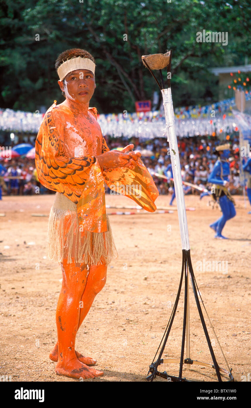 Ein Darsteller der Tribal-Style Tänzer und Aufführungen während der Fiesta St Augustin in Coron auf den Philippinen beteiligt. Stockfoto