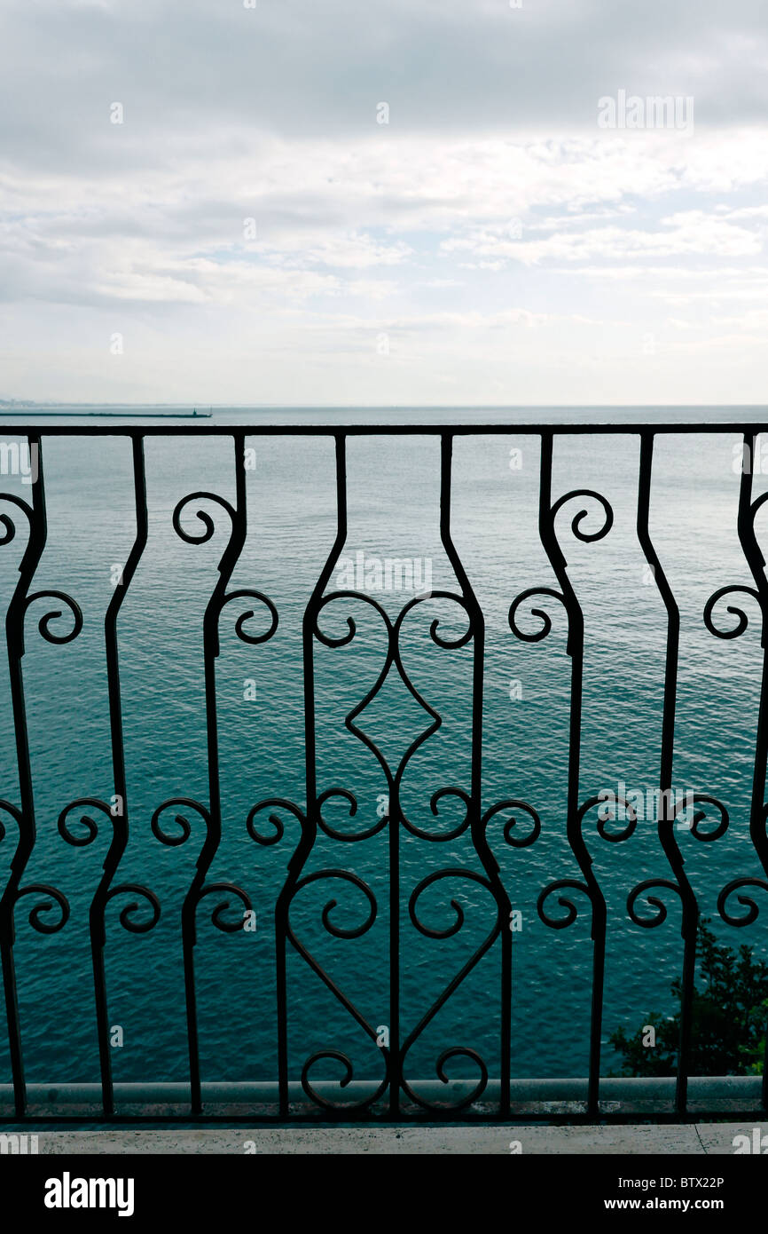 Balkon auf die Aussicht aufs Meer von Vietri Sul Mare, Costiera Amalfitana, Salerno, Kampanien, Italien Stockfoto