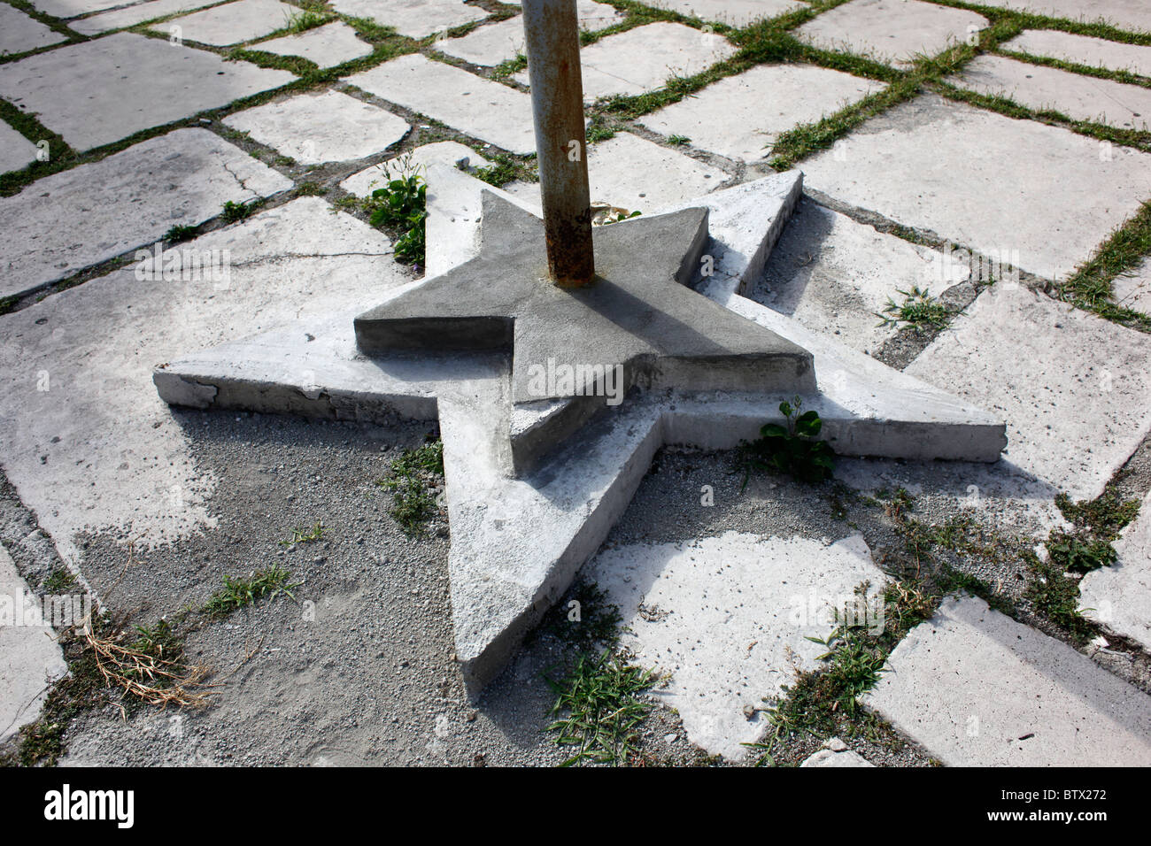 Kommunistischer Stern bildet die Basis einer bröckelnden Beton Laternenpfahl in Havanna, Kuba Stockfoto