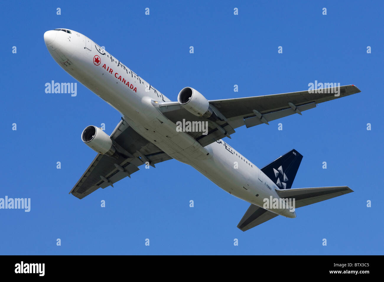 Boeing 767 betrieben durch Air Canada klettern nach dem Start vom Flughafen London Heathrow Stockfoto