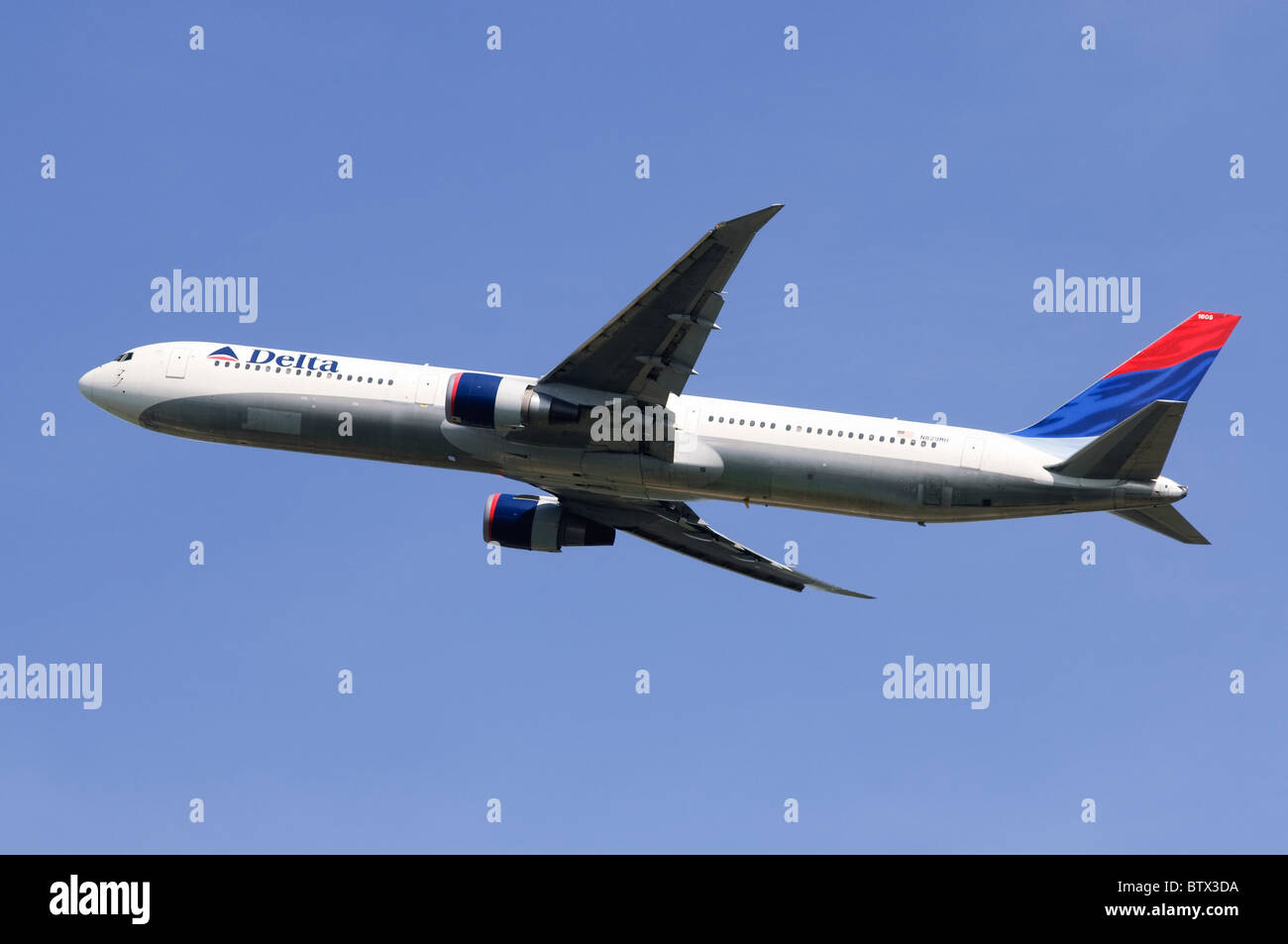 Boeing 767 betrieben von Delta Airlines klettern nach dem Start vom Flughafen London Heathrow Stockfoto